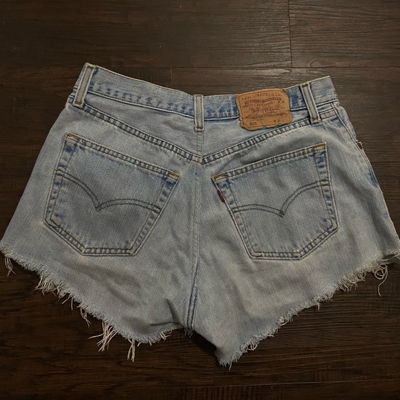 Levi 501 high waisted raw hem shorts - Picture 4 of 5